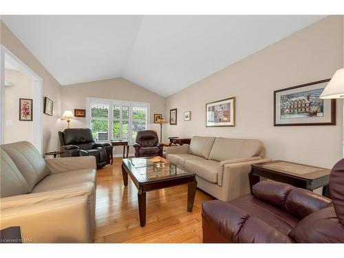 11 Oakridge Boulevard, Fonthill, ON - Indoor Photo Showing Living Room