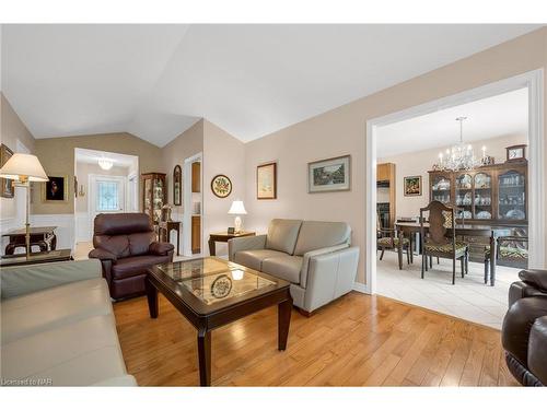 11 Oakridge Boulevard, Fonthill, ON - Indoor Photo Showing Living Room