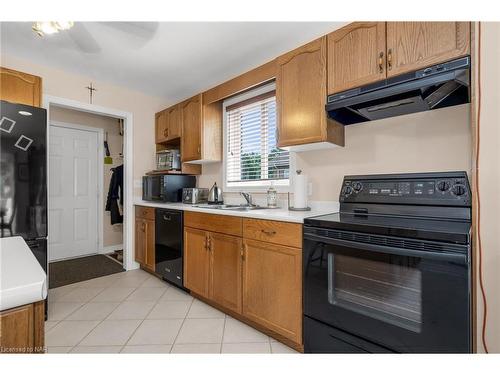 11 Oakridge Boulevard, Fonthill, ON - Indoor Photo Showing Kitchen With Double Sink