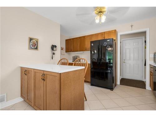 11 Oakridge Boulevard, Fonthill, ON - Indoor Photo Showing Kitchen