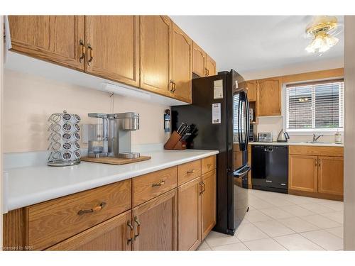 11 Oakridge Boulevard, Fonthill, ON - Indoor Photo Showing Kitchen