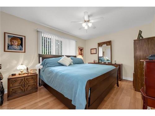 11 Oakridge Boulevard, Fonthill, ON - Indoor Photo Showing Bedroom