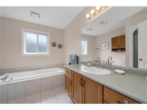 11 Oakridge Boulevard, Fonthill, ON - Indoor Photo Showing Bathroom