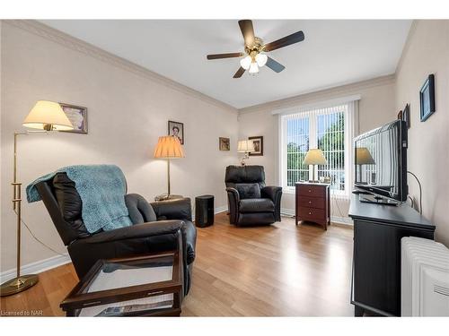 11 Oakridge Boulevard, Fonthill, ON - Indoor Photo Showing Living Room