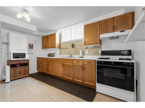 11 Oakridge Boulevard, Fonthill, ON - Indoor Photo Showing Kitchen With Double Sink