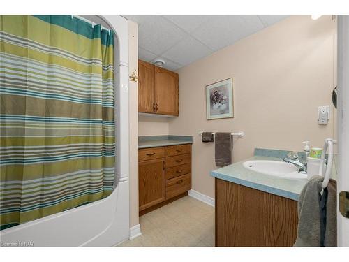 11 Oakridge Boulevard, Fonthill, ON - Indoor Photo Showing Bathroom