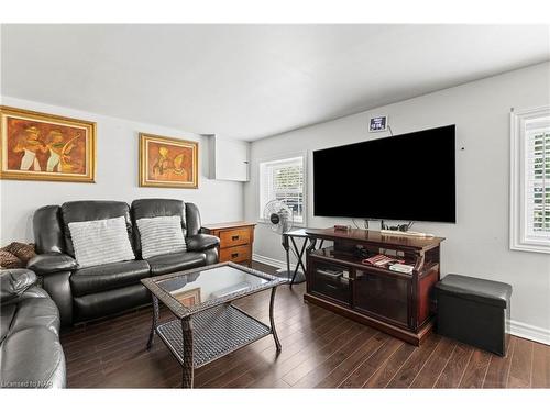 3565 Hendershot Drive, Stevensville, ON - Indoor Photo Showing Living Room