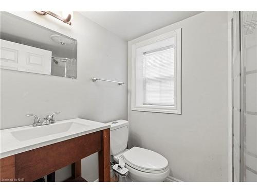 3565 Hendershot Drive, Stevensville, ON - Indoor Photo Showing Bathroom