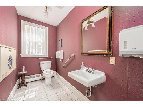 415 Regent Street, Niagara-On-The-Lake, ON - Indoor Photo Showing Bathroom