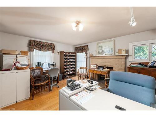 415 Regent Street, Niagara-On-The-Lake, ON - Indoor Photo Showing Living Room