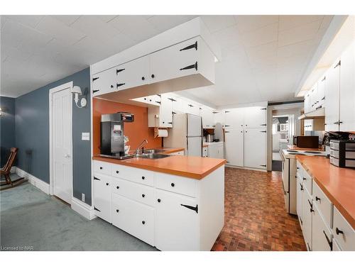 415 Regent Street, Niagara-On-The-Lake, ON - Indoor Photo Showing Kitchen With Double Sink