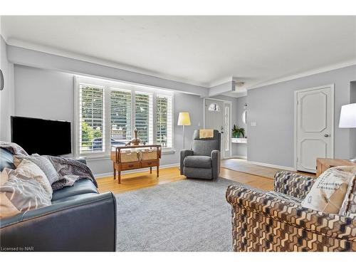 3 Southdale Drive, St. Catharines, ON - Indoor Photo Showing Living Room