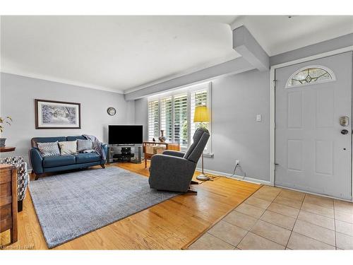 3 Southdale Drive, St. Catharines, ON - Indoor Photo Showing Living Room