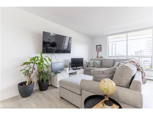 508-35 Towering Heights Boulevard, St. Catharines, ON - Indoor Photo Showing Living Room