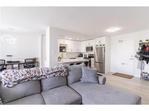 508-35 Towering Heights Boulevard, St. Catharines, ON - Indoor Photo Showing Living Room