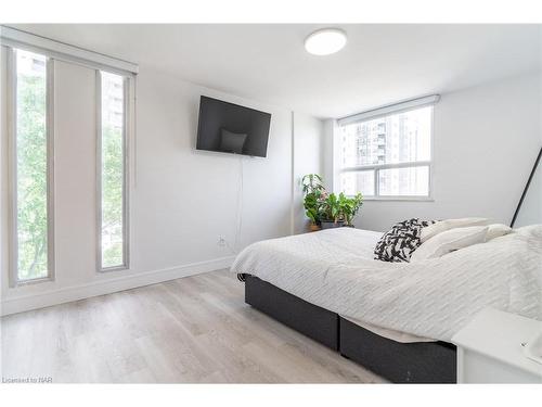 508-35 Towering Heights Boulevard, St. Catharines, ON - Indoor Photo Showing Bedroom