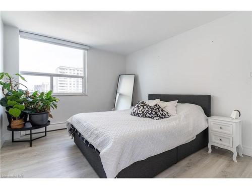 508-35 Towering Heights Boulevard, St. Catharines, ON - Indoor Photo Showing Bedroom