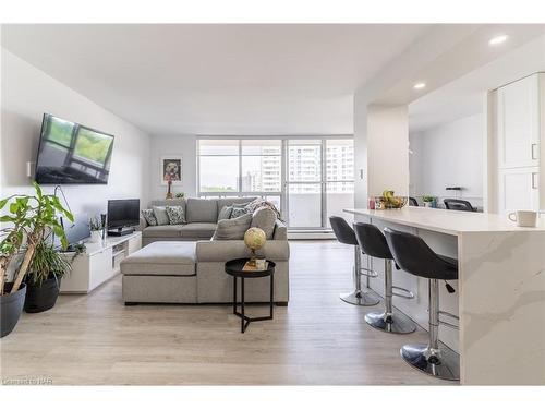 508-35 Towering Heights Boulevard, St. Catharines, ON - Indoor Photo Showing Living Room