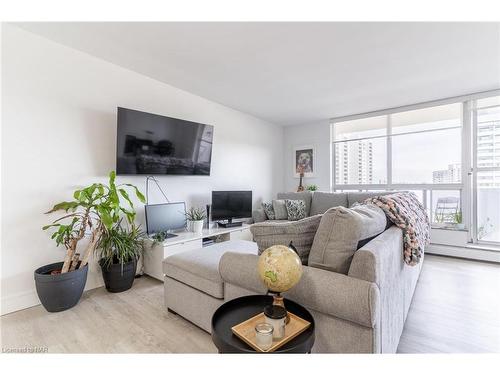 508-35 Towering Heights Boulevard, St. Catharines, ON - Indoor Photo Showing Living Room