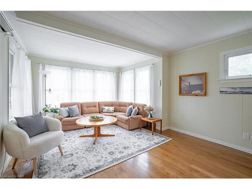 3796 Elm Street, Ridgeway, ON - Indoor Photo Showing Living Room