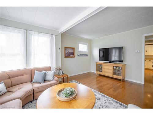 3796 Elm Street, Ridgeway, ON - Indoor Photo Showing Living Room