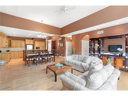 6-31 Sawmill Road, St. Catharines, ON - Indoor Photo Showing Living Room