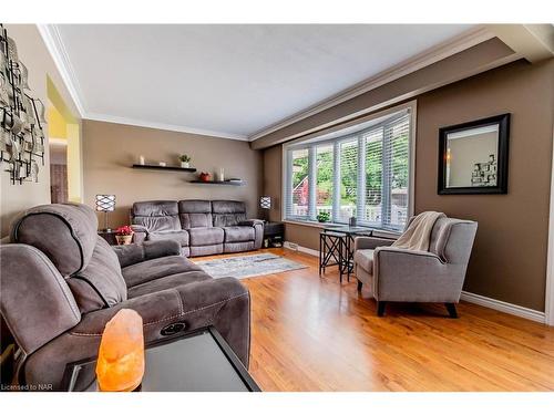 29 Bishops Road, St. Catharines, ON - Indoor Photo Showing Living Room