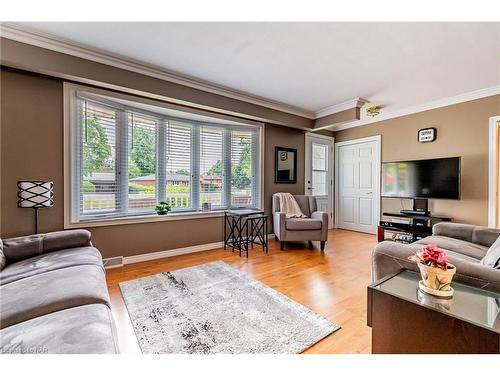 29 Bishops Road, St. Catharines, ON - Indoor Photo Showing Living Room