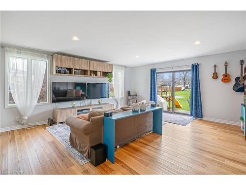 396 Helena Street, Fort Erie, ON - Indoor Photo Showing Living Room