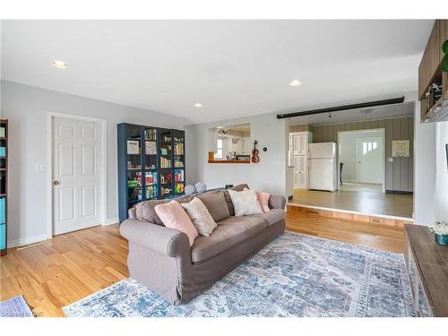 396 Helena Street, Fort Erie, ON - Indoor Photo Showing Living Room