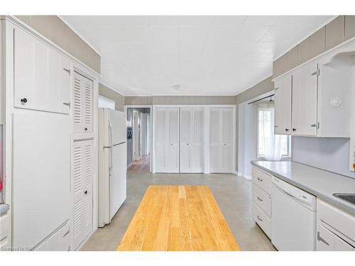 396 Helena Street, Fort Erie, ON - Indoor Photo Showing Kitchen