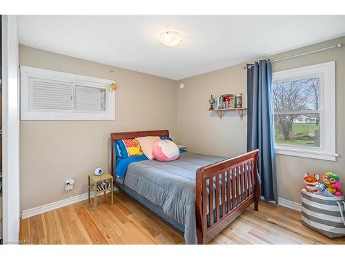 396 Helena Street, Fort Erie, ON - Indoor Photo Showing Bedroom