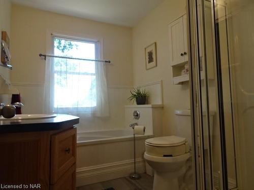 676 Canboro Road, Fenwick, ON - Indoor Photo Showing Bathroom