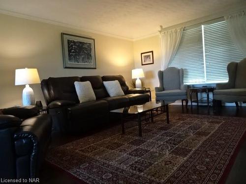 676 Canboro Road, Fenwick, ON - Indoor Photo Showing Living Room