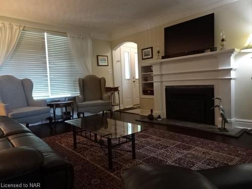 676 Canboro Road, Fenwick, ON - Indoor Photo Showing Living Room With Fireplace