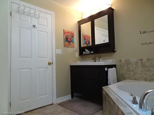 676 Canboro Road, Fenwick, ON - Indoor Photo Showing Bathroom