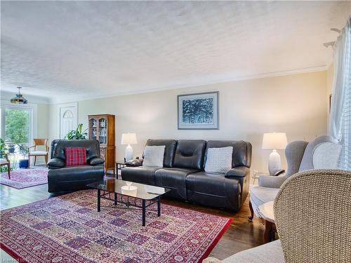 676 Canboro Road, Fenwick, ON - Indoor Photo Showing Living Room