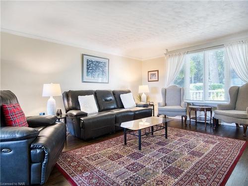 676 Canboro Road, Fenwick, ON - Indoor Photo Showing Living Room