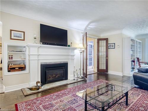 676 Canboro Road, Fenwick, ON - Indoor Photo Showing Living Room With Fireplace