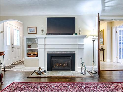 676 Canboro Road, Fenwick, ON - Indoor Photo Showing Living Room With Fireplace