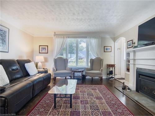 676 Canboro Road, Fenwick, ON - Indoor Photo Showing Living Room With Fireplace