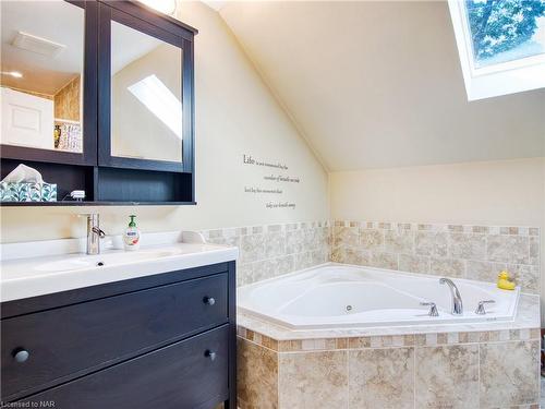 676 Canboro Road, Fenwick, ON - Indoor Photo Showing Bathroom