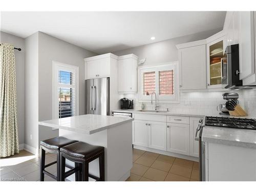 135 Cardinal Crescent, Welland, ON - Indoor Photo Showing Kitchen With Upgraded Kitchen