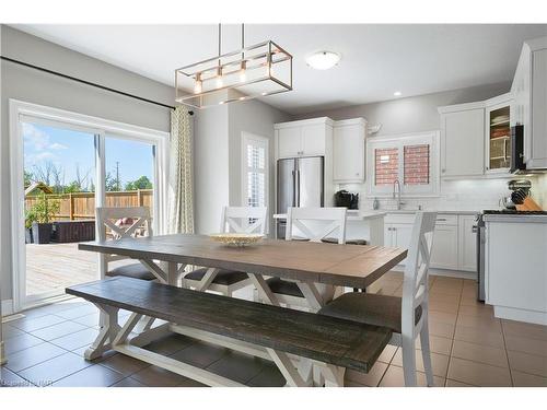 135 Cardinal Crescent, Welland, ON - Indoor Photo Showing Kitchen With Upgraded Kitchen