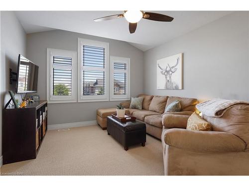 135 Cardinal Crescent, Welland, ON - Indoor Photo Showing Living Room