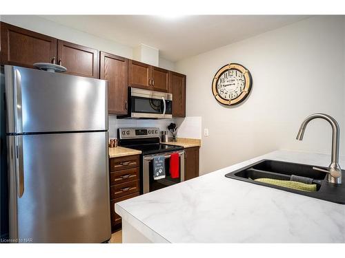 438 Southworth Street S, Welland, ON - Indoor Photo Showing Kitchen With Double Sink