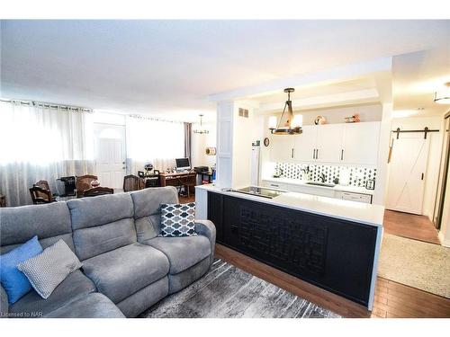 910-215 Glenridge Avenue, St. Catharines, ON - Indoor Photo Showing Living Room