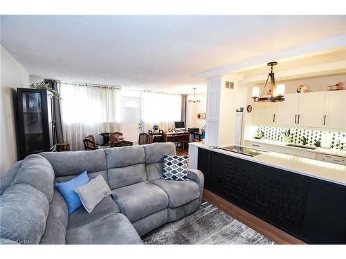 910-215 Glenridge Avenue, St. Catharines, ON - Indoor Photo Showing Living Room