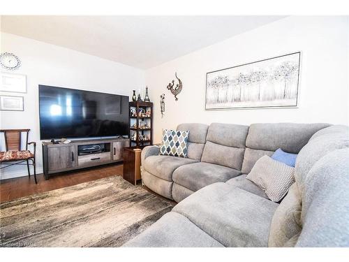 910-215 Glenridge Avenue, St. Catharines, ON - Indoor Photo Showing Living Room