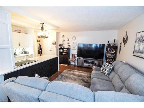 910-215 Glenridge Avenue, St. Catharines, ON - Indoor Photo Showing Living Room